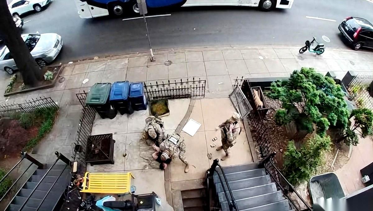 讲个事，关于一个叫安娜金的女人，美国退役陆军上尉，胸前挂过紫心勋章那种。傍晚，