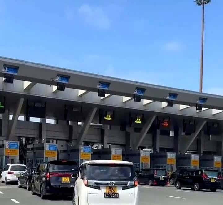 今日港府突然推出两地牌新政落地。香港人注意，以前申请两地牌巅峰时期一百五
