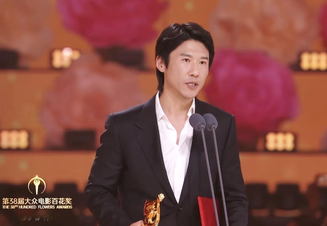 48岁王骁荣获金鸡奖最佳男配，母亲王馥荔在台下红了眼眶，可惜父亲两年前离世了，没