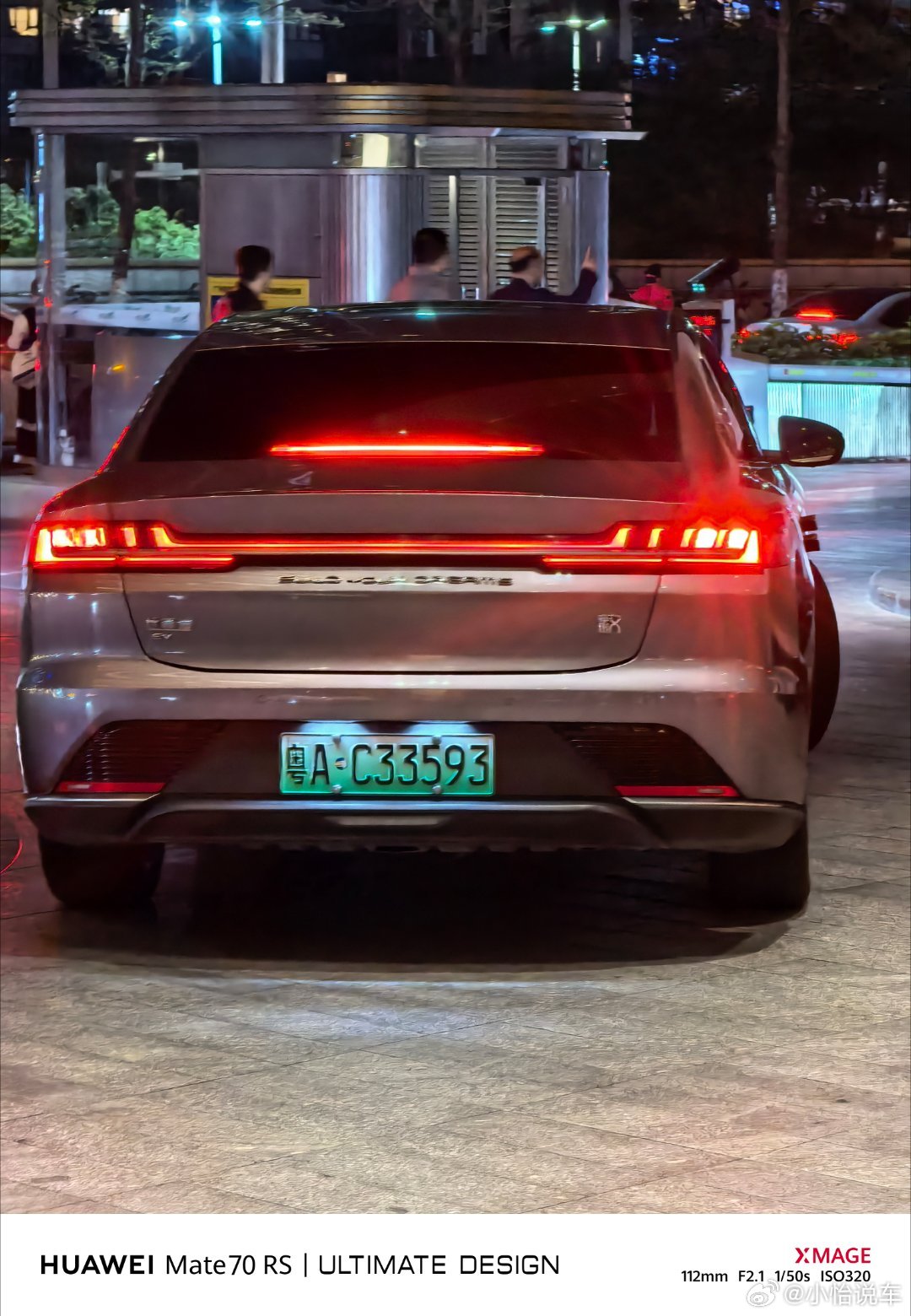 今天坐滴滴专车遇到一件很离谱的事我落座到后排由于要工作后排太黑打开了后排的阅读