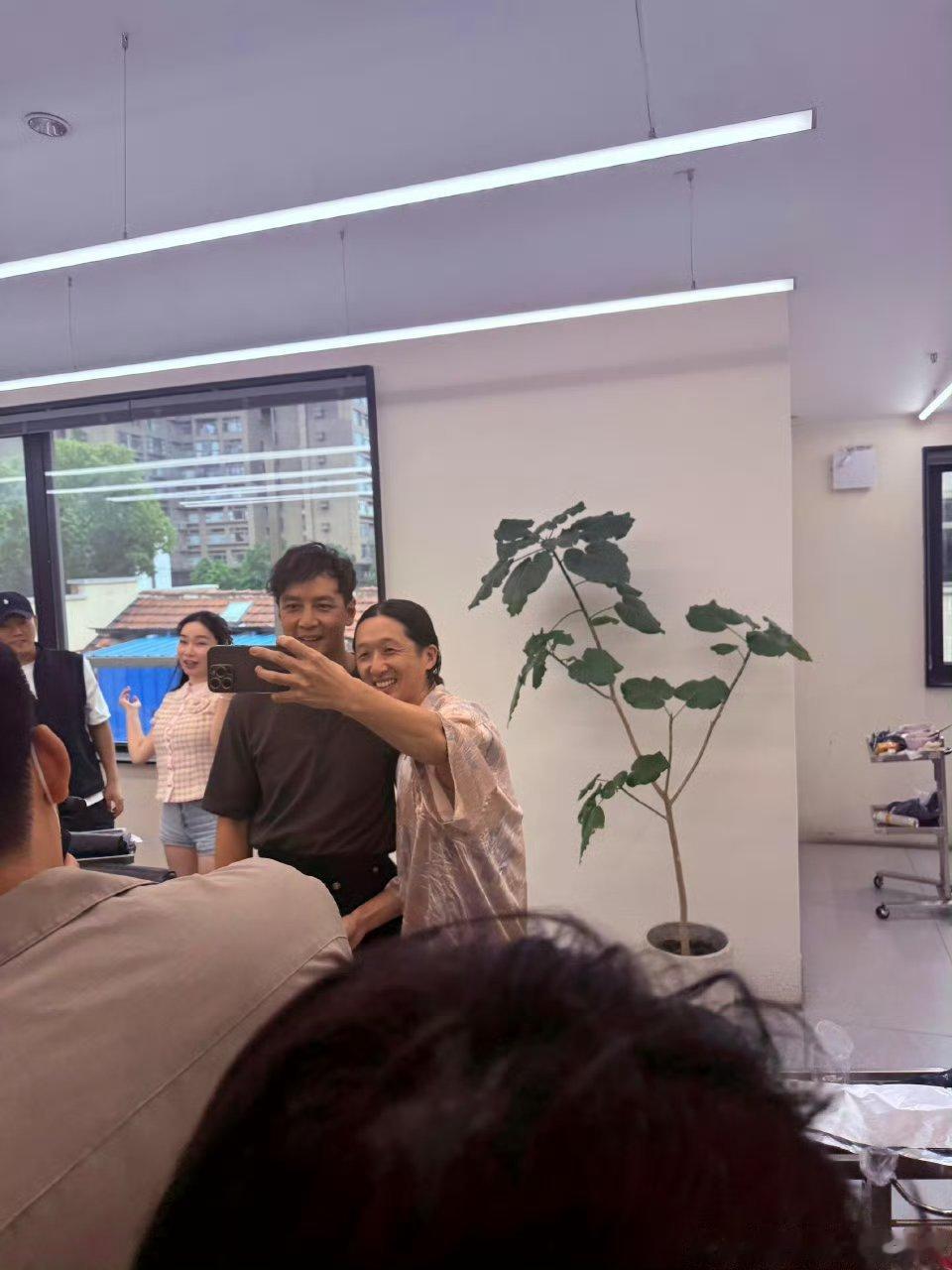 吴彦祖爆改Tony吴谁能想到男神吴彦祖跑去理发店“打工”给人洗头、剪发，这反差