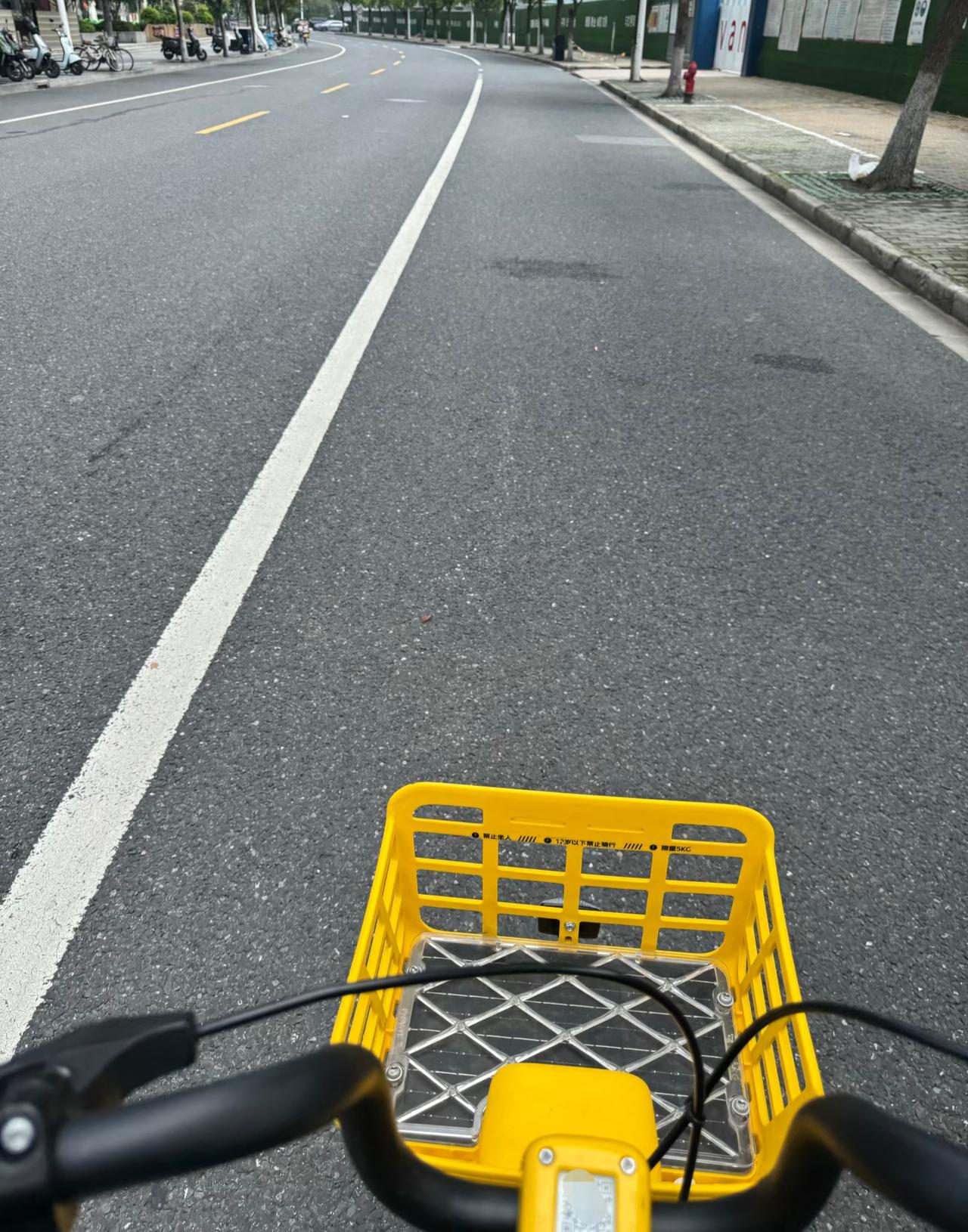 骑着共享单车上班半道上差点没给我吓尿了本来起来的比较早加上这两天早上也很