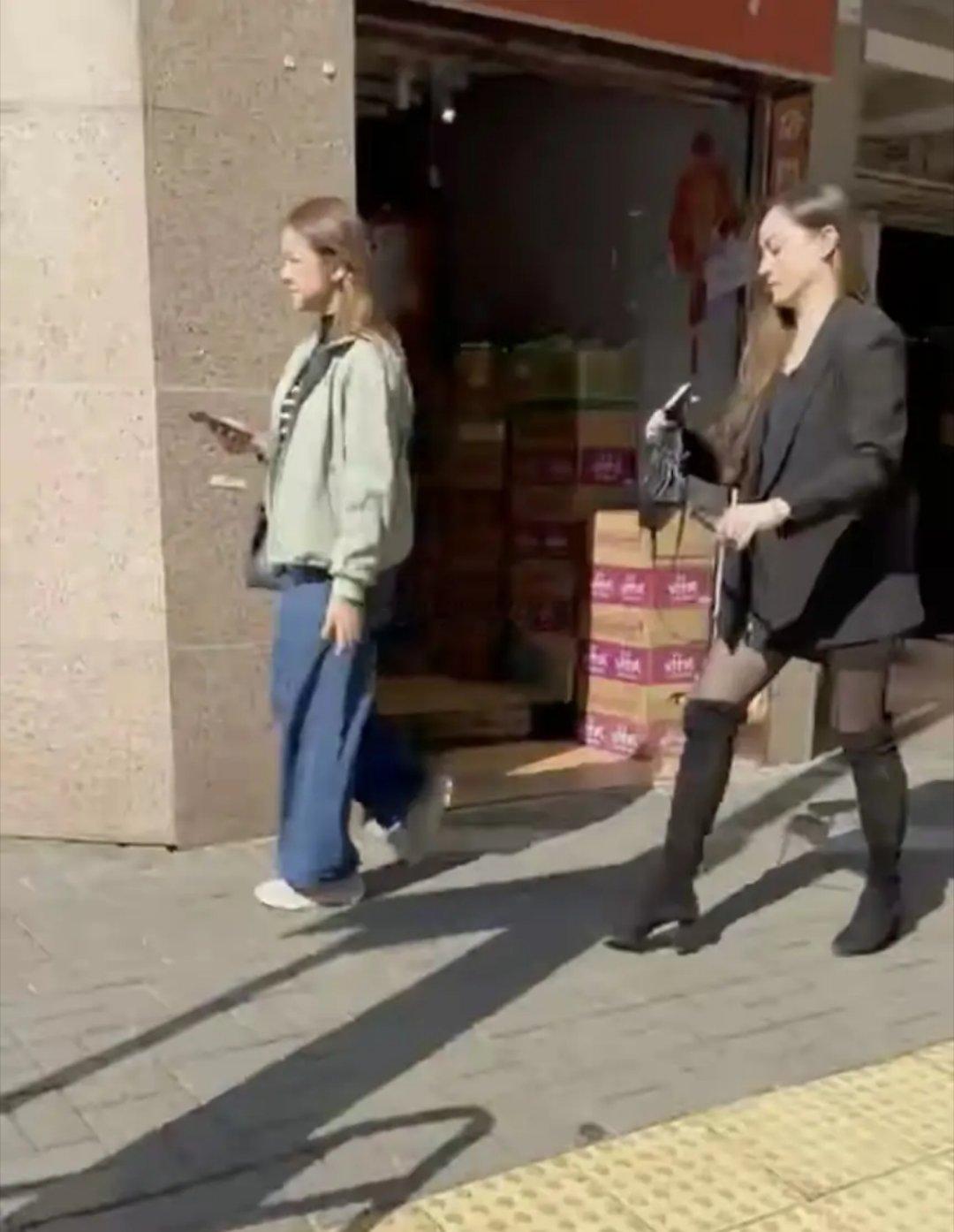 40岁的Mandy（刘碧丽）最近低调现身香港九龙湾街头，被路人随手抓拍，一身全黑