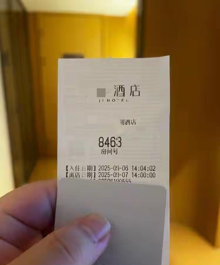 江苏南京，男子和女友入住了某酒店463房间，一晚价格430元。晚上八点半，男子穿