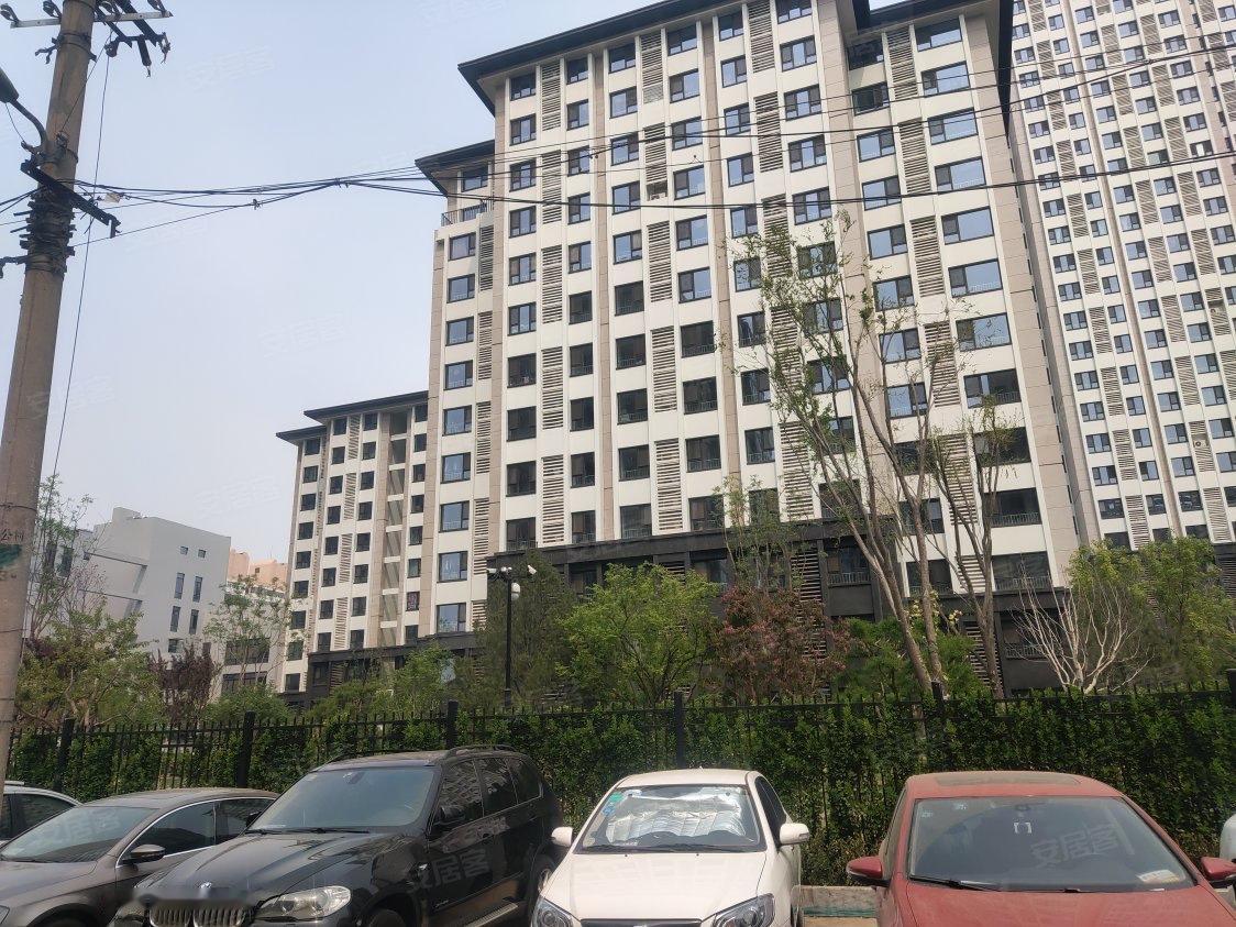 今天一早，抽空看了2套房子。一套比去年降了30万，一套比上个月涨了50万。第