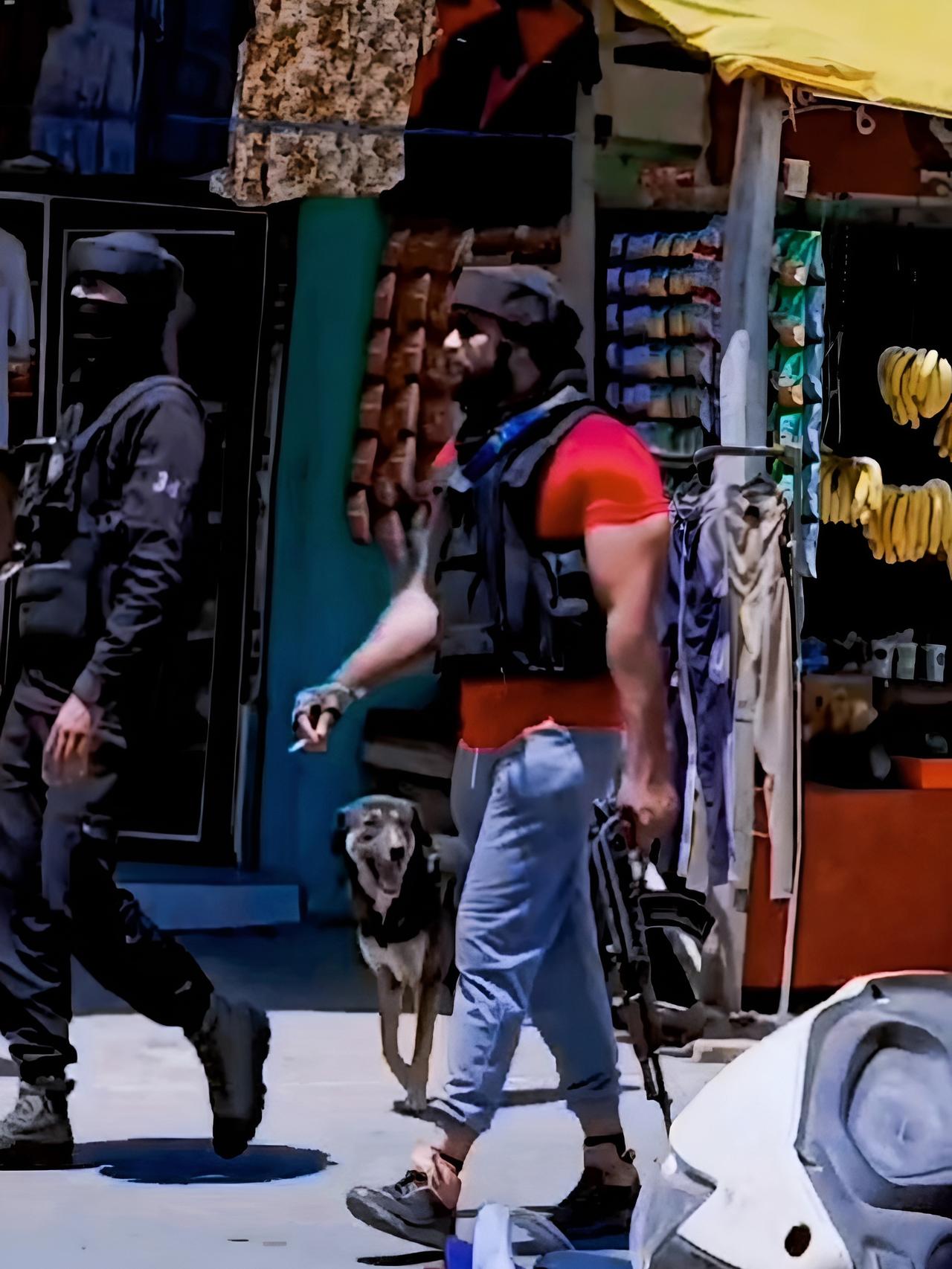 印度特种部队士兵很休闲，肌肉发达。手里夹着烟卷，拿着罗马尼亚突击步枪