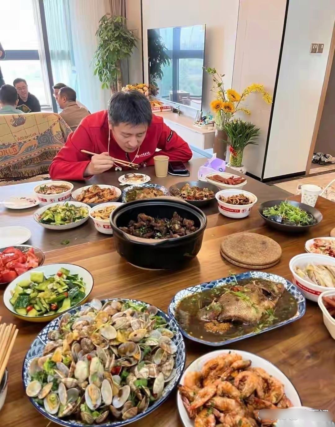 张雪峰日常饮食，没有忌口，而且偏油腻，大鱼大肉忽视了健康！​​​