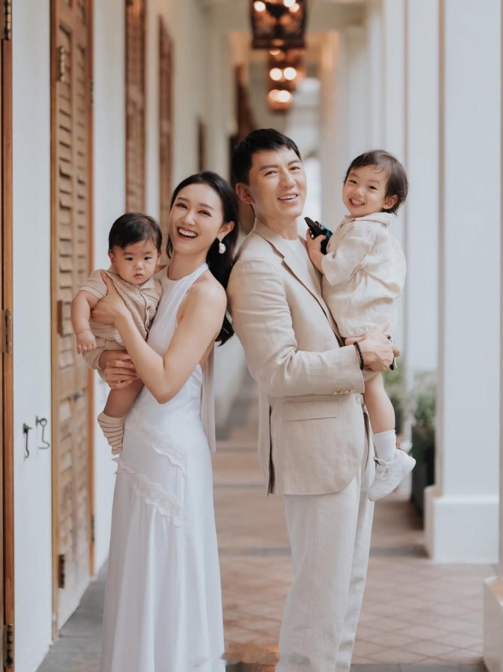 张宝儿抱1岁细仔泄“超浓孕味”，袁伟豪晒全家福曾预告不封肚有意追女袁伟豪与太太张