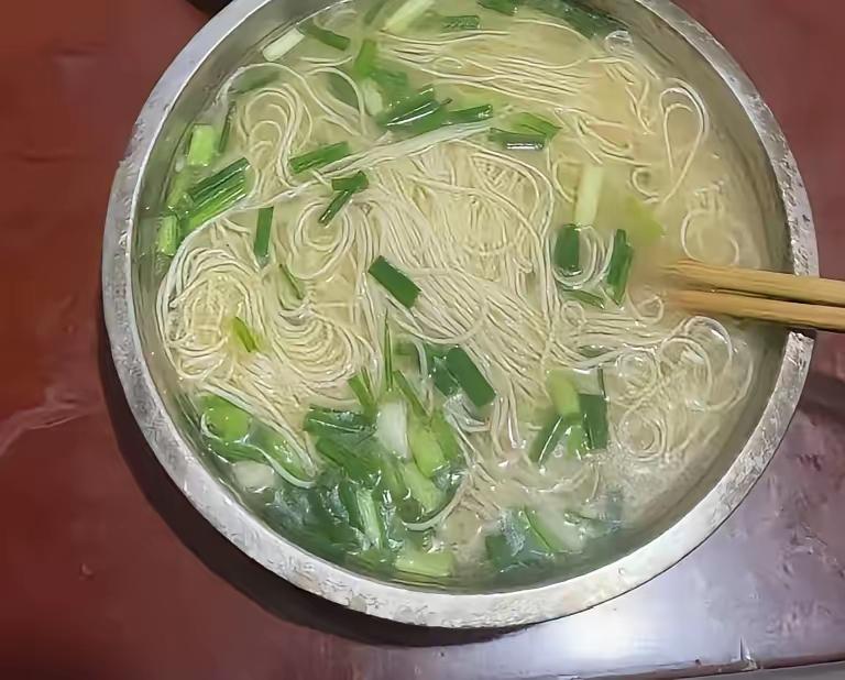 婆婆问我吃啥饭，我要是说不吃，她就拿出她买的细挂面，煮一盆细面条，捞在不锈钢盆子