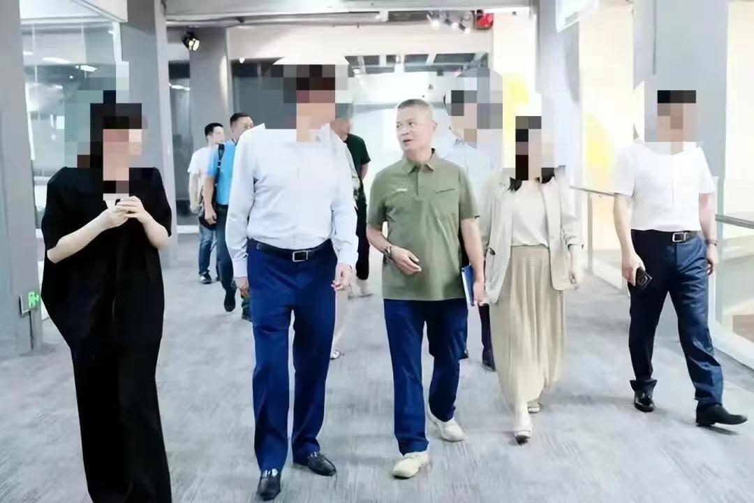 宗馥莉心腹大将严学峰已正常上班，且宗馥莉本身也在正常上班。这几天，关于娃哈哈和宗