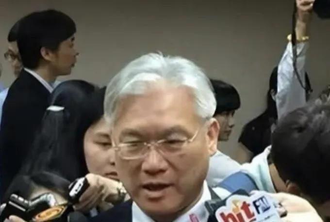 国民党再也不要派夏立言到大陆或国外去丢人现眼了。夏立言来大陆，只谈和平，要好处，