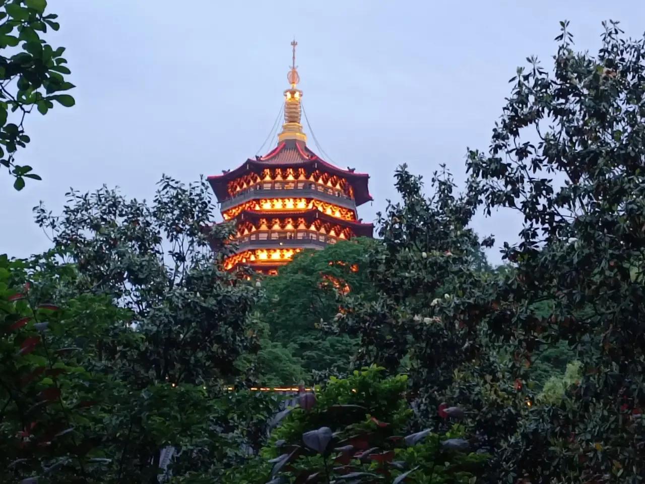 每当我在西湖游玩的时候，总有人分不清雷峰塔、保俶塔和六和塔。从地理位置来说，雷