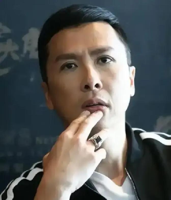 2012年，赵文卓怒怼甄子丹：“我在北京有10套房，就算赔上我的演艺生涯，我也要跟你死磕到底，让观众