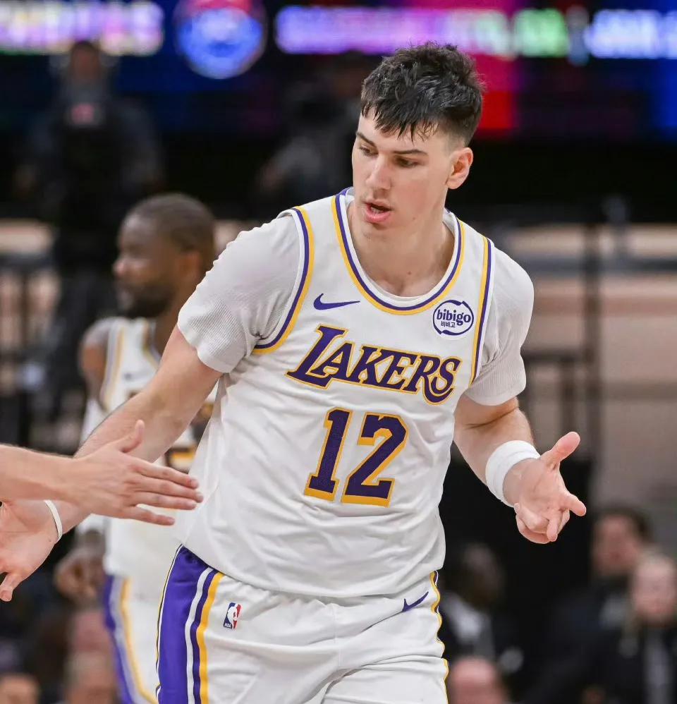 拉拉维亚太强了这几场打的像个巨头过去3场场均21.7分7板2.3助攻2.7抢