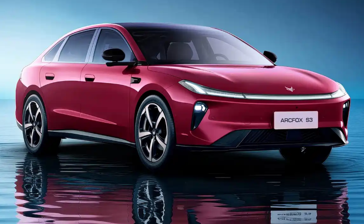 极狐S3官图来了侧面似小米SU7还有电动尾翼+宁德时代换电关于该车的定位再提两