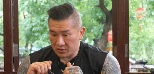 这顿饭看得人心里直发烫。6月12日晚，上海麻六记的包厢里，汪小菲和台湾网红馆长陈