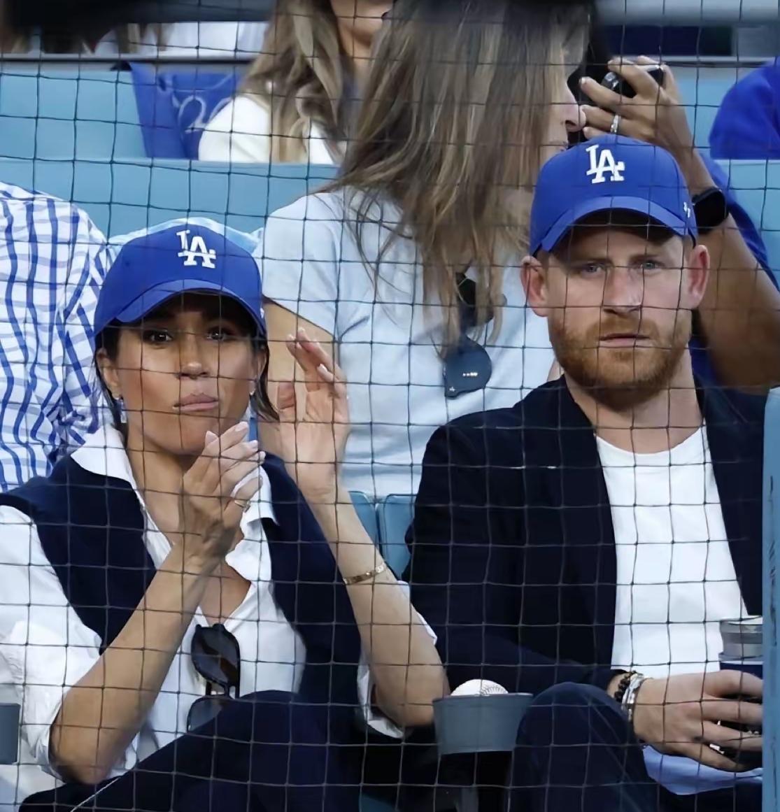 咋感觉，梅根这次带的货是帽子！为何有如此直白的感觉呢？很简单，她和哈里出现的