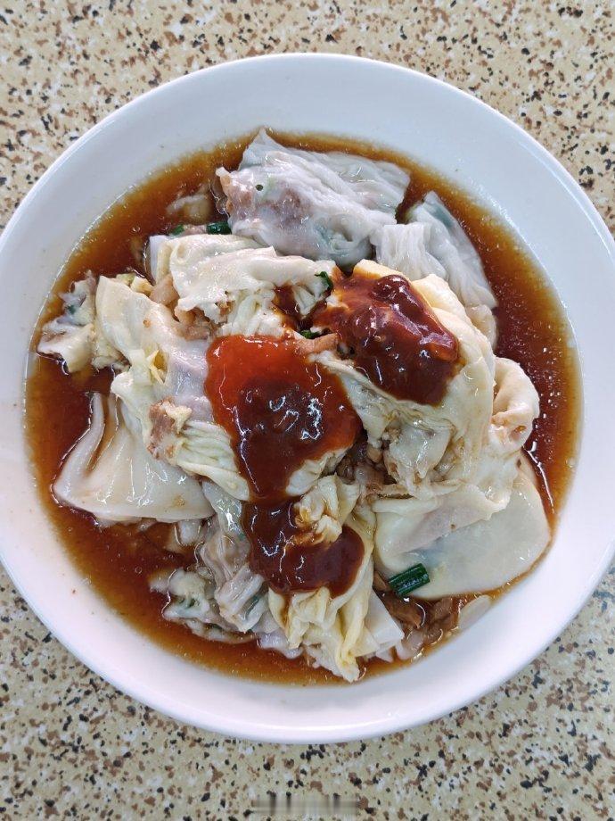 早餐，叉烧蛋拉肠，7元。隔壁几个六零后在比谁年长，六九年的被鄙视，笑死，不单