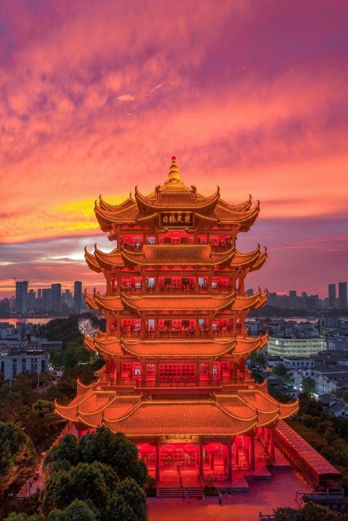 天凉了，裹紧被子早早睡！晚安武汉（图by黄鹤楼景区）