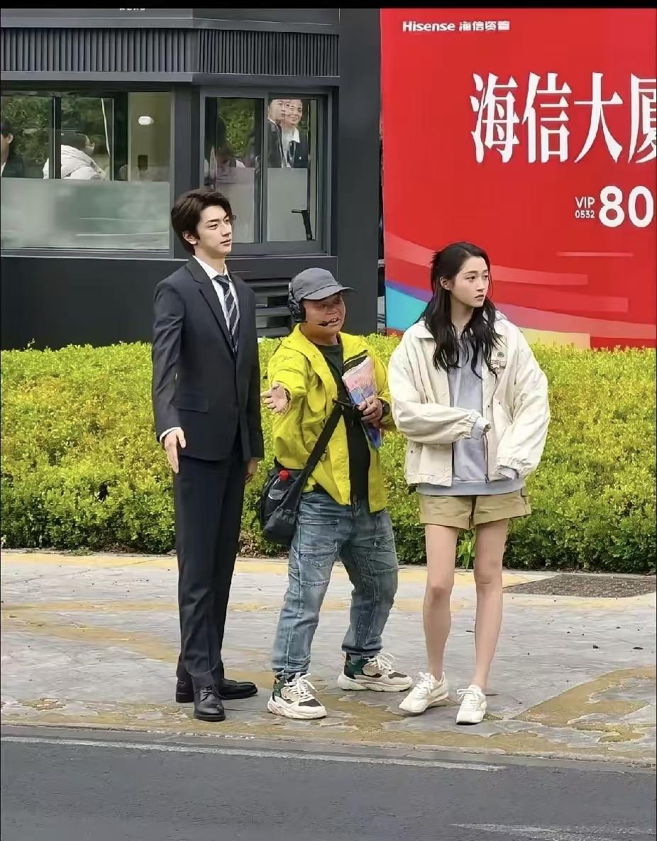这身高差也太夸张了！关晓彤穿平底鞋都到不了他肩膀？