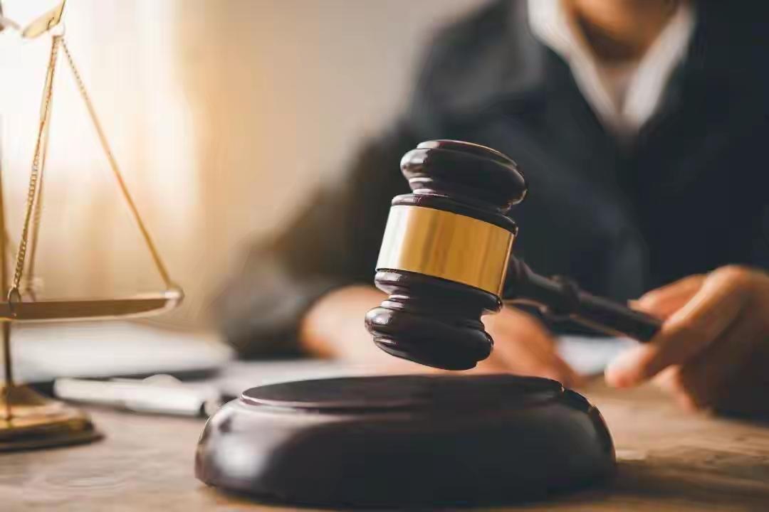 湖南一女子上门追讨工资，竟引发一场令人扼腕叹息的悲剧。事情的起因很简单：她只是想