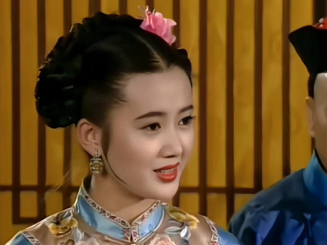 1705年，苏麻喇姑去世，康熙命十二皇子为她守孝，岂料，一太监因震惊失言：“陛下