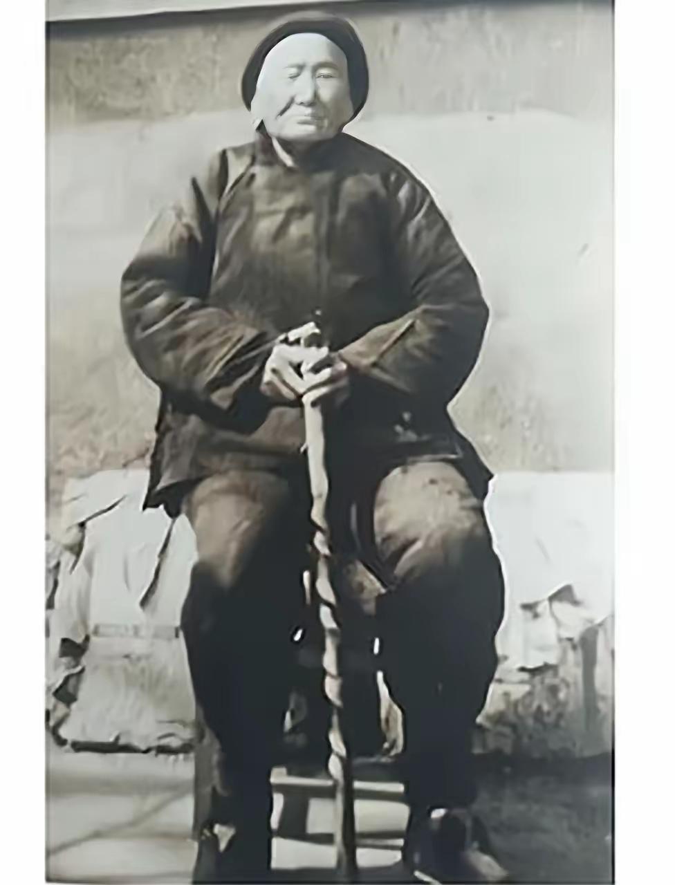 1941年，一位老妇人请“汉奸”侄子吃饭，突然压低声音道“孩子，给我弄300发子