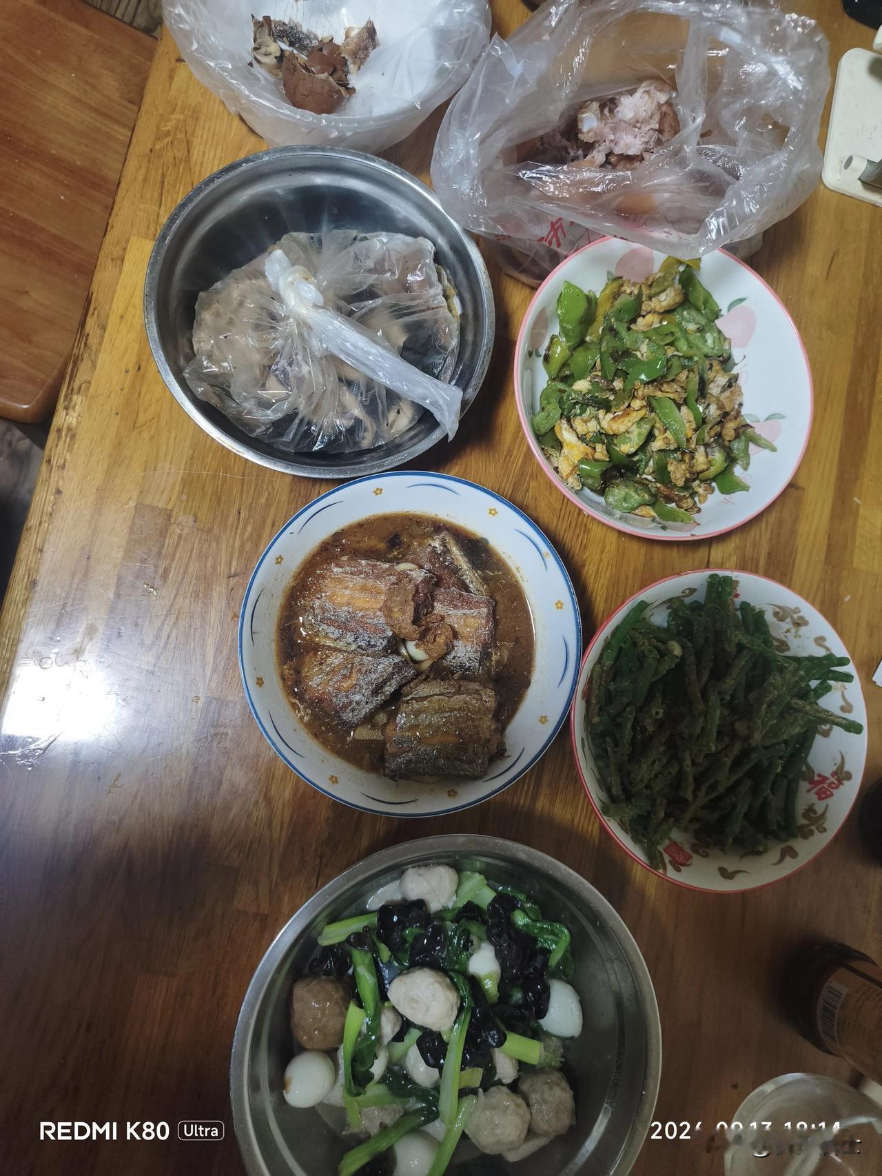 今晚菜很丰盛，简简单单又是一餐啊！