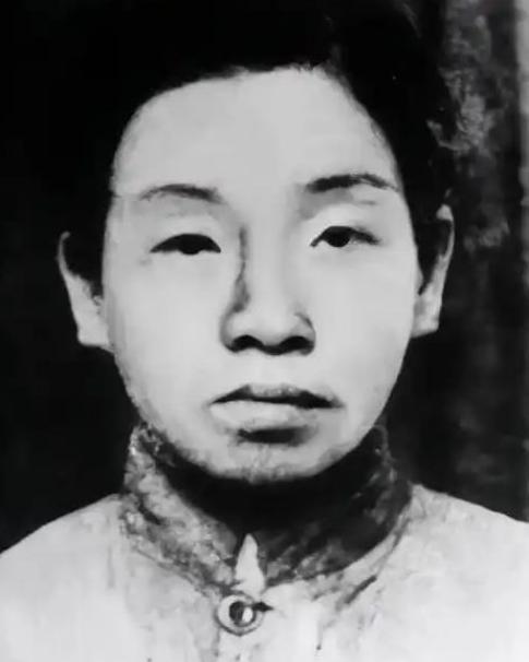 渣滓洞监狱中，特务给女共产党员邓惠中上老虎凳时，无意中碰了一下她的脚底板，邓惠中