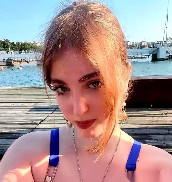 22岁，小学英语女老师。把两个男学生，一个13岁，一个更小，带回家。你们猜干