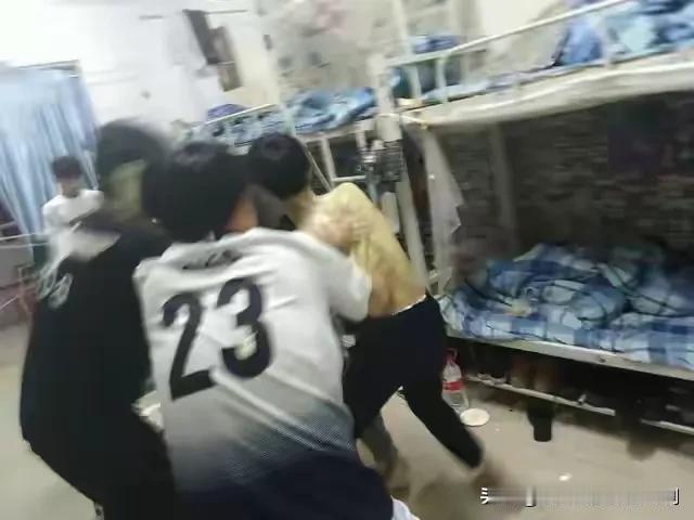 江西赣州，男子好不容易考上技术学院，结果分到的5个舍友，有4个抽烟，还打游戏到深