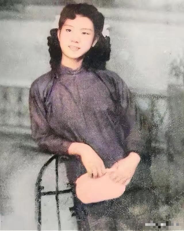 🌞1949年，军统特务毛森，抓到了一个交际花小姐，在审犯期间，毛森扒下她的
