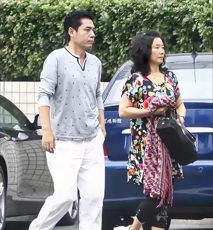 好喜欢这一对明星夫妻，结婚几十年没有绯闻，两夫妻一直相濡以沫着。不仅人品好，陈宝