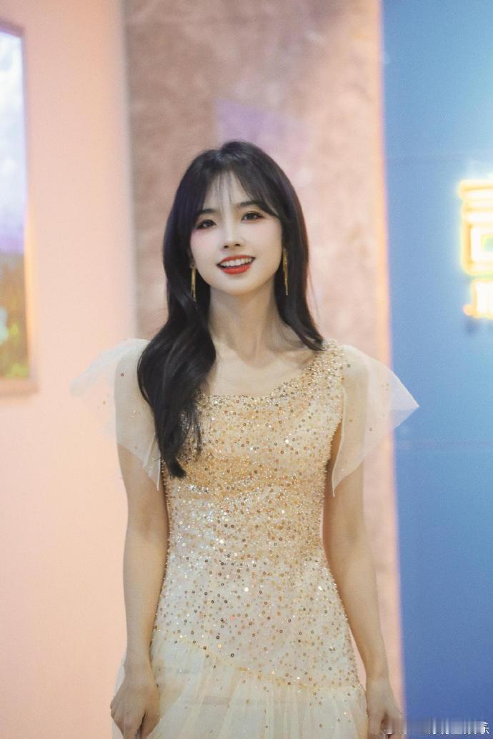 今天也是想和王冰冰做同事的一天真的狠狠羡慕王冰冰的同事！每天上班能见到性格清爽