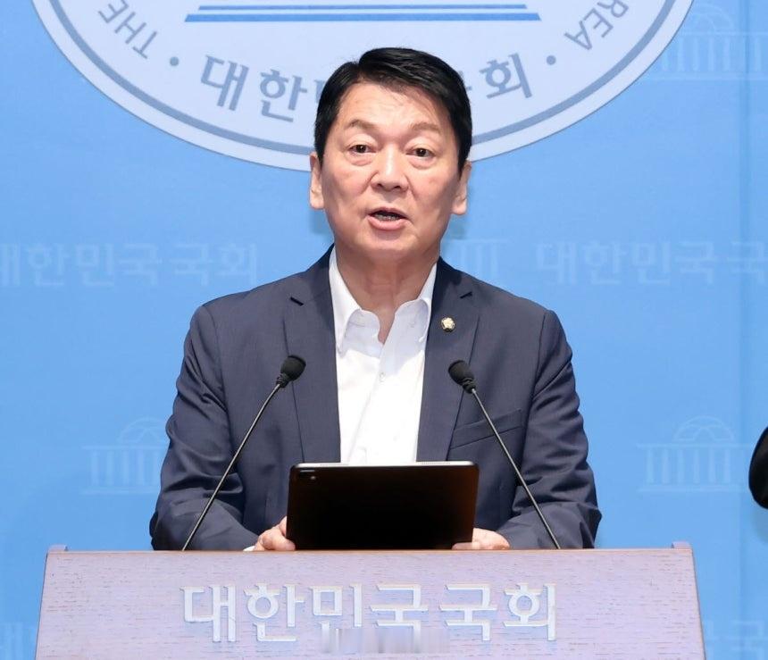安哲秀补充称：“最近事故发生地区曾出现朝鲜越过军事分界线进行布雷作业的情况。即使穿戴了用于防雷的鞋套