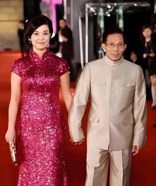 2001年某晚，香港知名武术指导刘家良因思念妻子，决定偷偷回家给她一个惊喜，没想