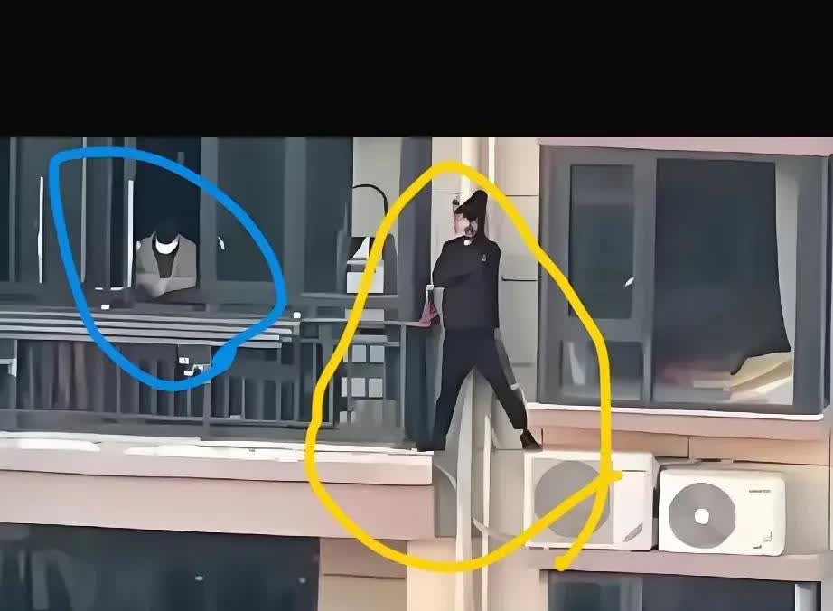 江西上饶这事太荒唐！小偷进屋行窃被房主撞见，慌得爬上高楼外墙。更离谱的是，俩人就