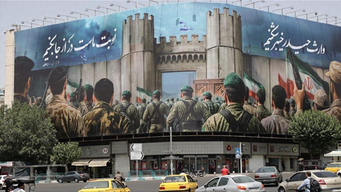 镜头偷传画面：美以竟遥控德黑兰天眼！伊朗议员怒斥：家贼在哪！走在德黑兰的街头