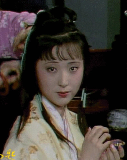 1983年，《红楼梦》剧组在全国选拔演员，陈晓旭的男友鼓励她去参加。当她身着一身