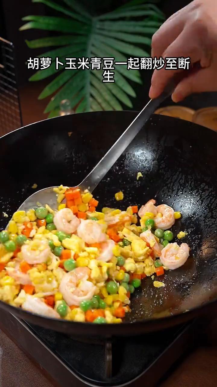 我儿子点名要吃咖喱炒饭，我一个星期都要做八次，儿子每次能吃三大碗。·油热下入鸡