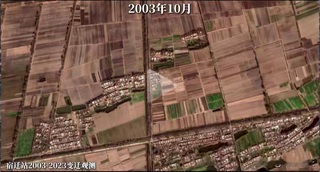 2003年至2023年，宿迁站的变化可谓天翻地覆，从一片农田华丽转身为高铁