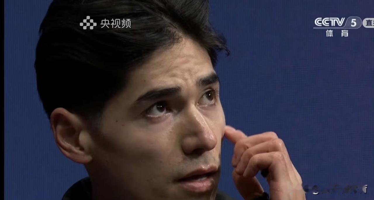 刘少昂这个眼神太心疼了！500米是他最后一个项目，结果自己又摔出去了，这是无缘决