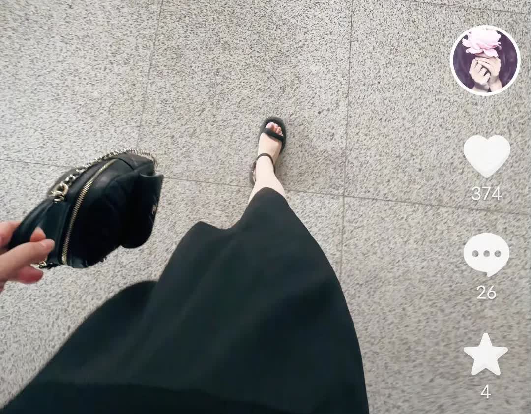 这个字母又高调的晒自己！拎个小包，只晒了一部分：见了该见的人，办了该办的