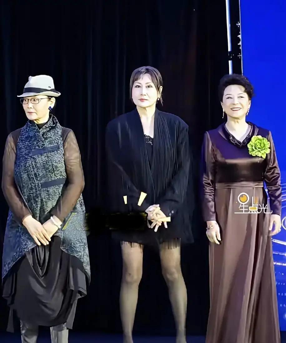 我们正在逼疯一代中国女人。你有没有发现，63岁的张凯丽穿流苏短裤上红毯，被