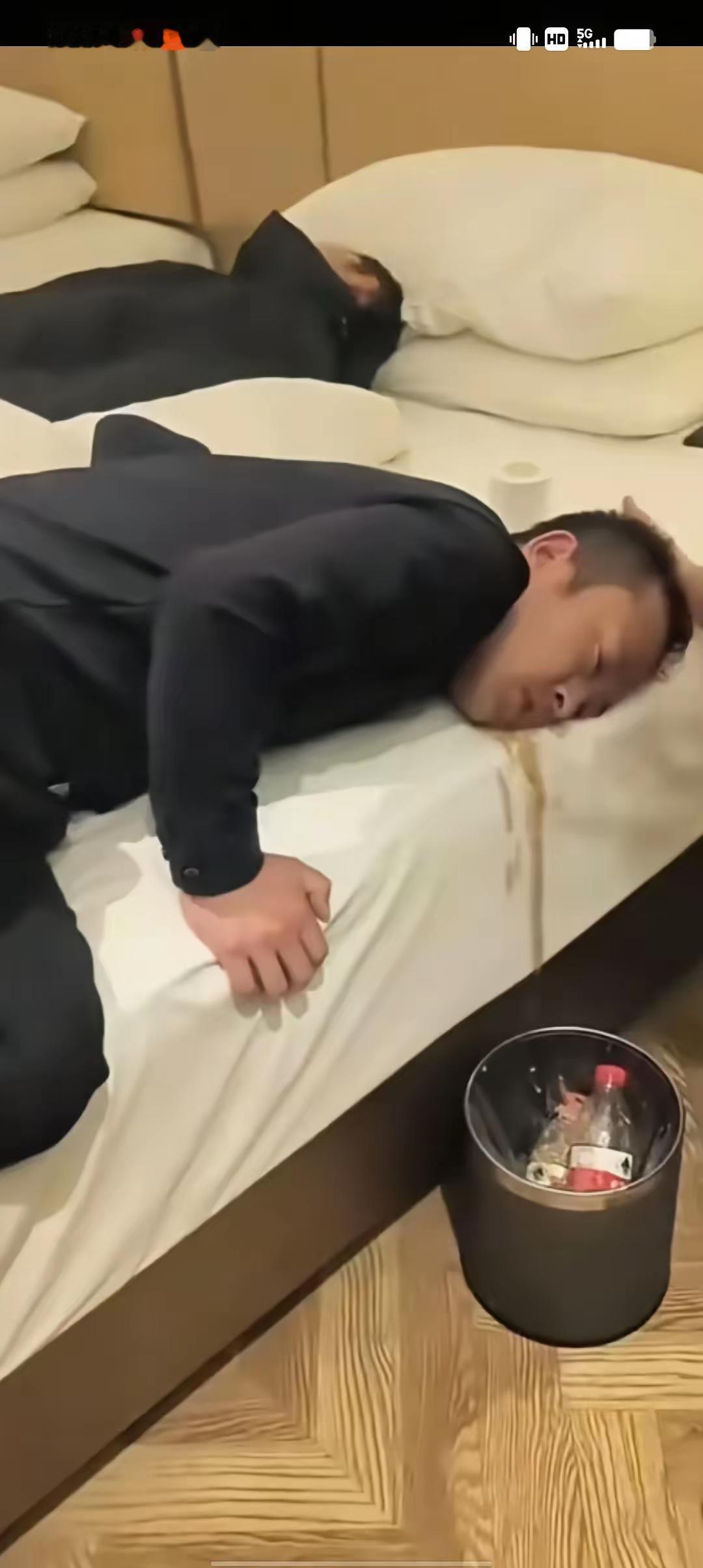 “劝君戒酒不劝君醉，劝君醉酒不劝君死。”一名男子因肝癌晚期而去世，家人劝他戒酒，