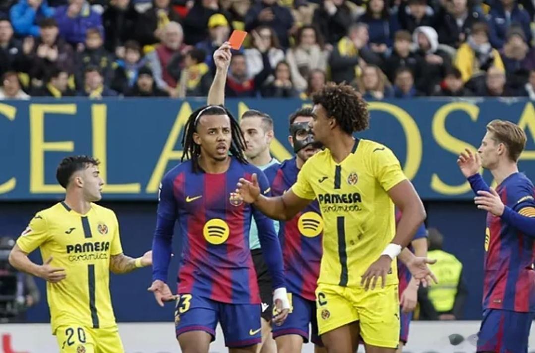 比利亚雷亚尔0比2巴萨同一轮皇马和巴萨都获点球+对手罚下1人，西甲11年来首次在