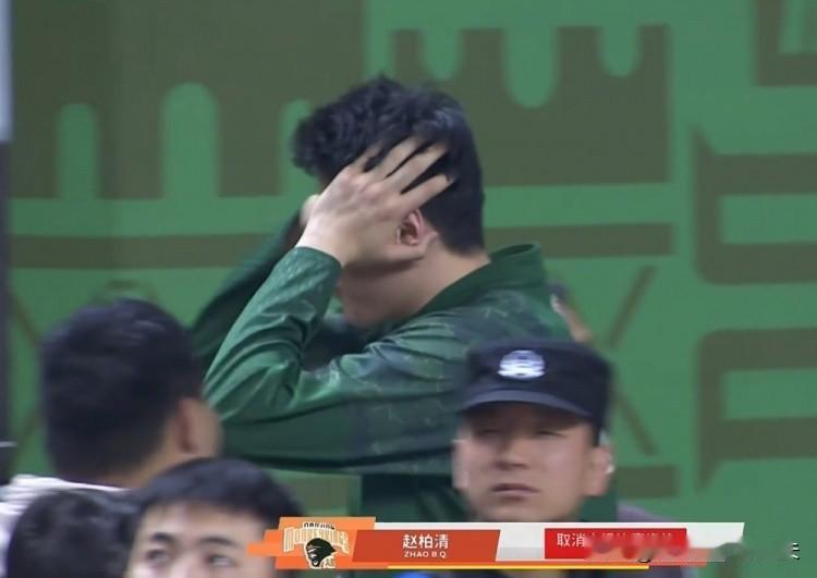 同曦也真是的，压表24秒！四川球员左朕年最后扔投一个，引发双方冲突，造成三人被驱