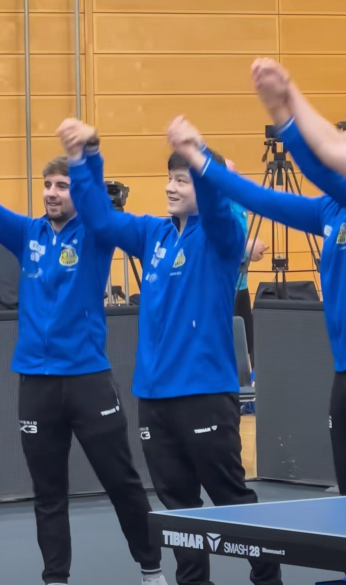 樊振东赛后向球迷挥手致意12月14日，樊振东返回德甲，迎来开门红，樊振东3