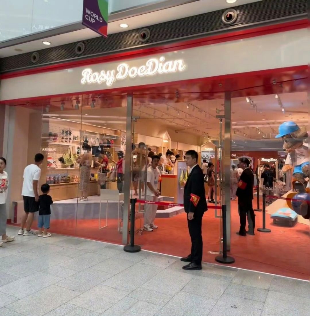 赵露思在北京开实体店了，图三是店里面的价格