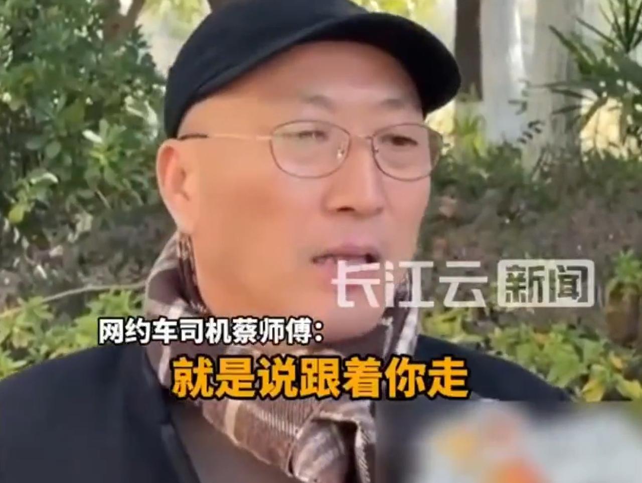 浙江杭州，一位网约车师傅接到一个断指的客户去医院，因为情况紧急，路上就由交警带路